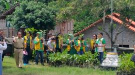 ASISTEN SEKRETARIS DAERAH GUNUNGKIDUL BERSAMA LIONS CLUB BAGI BIBIT DI BALAI DESA NGALANG